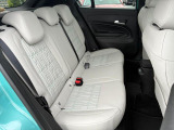 背中面と座面のFIATロゴのモノグラムが特徴的なシート。