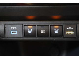 通信/給電用と、給電用USB(Type-C)ポートが装備されています。車内にあると便利なアイテムのひとつですね!