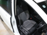 程よい硬さとホールド性が高いシートで長時間運転も快適です。