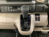 CVT車のセレクトレバーです。低速から高速まで、変速ショックのないスムーズな走りを実現するとともに、エンジン効率のよい領域を維持することで燃費にも貢献します。