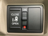 左側電動スライドドアは運転席からでも操作ができるように、ハンドル付近に開閉の操作スイッチが付いています。