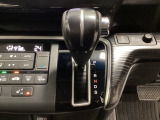 CVT車のセレクトレバーです。低速から高速まで、変速ショックのないスムーズな走りを実現するとともに、エンジン効率のよい領域を維持することで燃費にも貢献します。