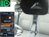 フロントカメラで車線や前方の人や車をモニターして、エマージェンシーブレーキや車線逸脱警報をを作動。ハイビームアシストも装備。