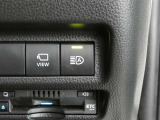 オートマチックハイビーム装備です。先行車や対向車のライトを認識し、ハイビームとロービームを自動で切り替える機能です。夜道の視界を確保します。詳細は販売店スタッフまでおたずねください。