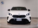 【BMWの伝統】BMWの特徴的な&ldquo;キドニーグリル&rdquo;は、80年以上続く伝統の形でございます。変わらないこだわりのデザインが、プレミアムブランド&ldquo;BMW&rdquo;を創り出します。