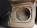 カップホルダーは運転席や助手席からちょうど手の届く位置です!!