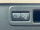 【パワーバックドア】スマートキーや運転席のボタンを押すだけでリアゲートが自動で開閉します!荷物を持っている時や、高い位置にあるバックドアを閉める際に便利な機能です♪