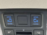 両側パワースライドドアを採用しており、運転席から簡単に開閉操作が可能です。駐車場や狭い場所でも扱いやすく、乗車時・降車時の負担を軽減します。