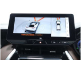 サイドクリアランスビュー表示中に、旋回時の運転操作に合わせて自動で車両を斜め後方から見たような映像を表示。