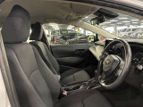 運転席の画像です。足元やシートまわりに余裕があり、リラックスした姿勢で運転が可能です。視界も良好で操作系へのアクセスもしやすく、快適で安心感のあるドライブをサポートします。