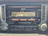 CDやカセットテープ、AM/FMラジオをお愉しみいただける純正オーディオです。操作しやすいシンプルなボタン配置でございます。