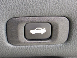 ボタン一つでトランクオープンが可能!車内から操作できる為、非常に便利な装備の一つとなります!