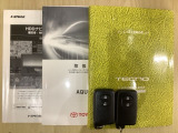 スマートキーは鍵をバッグに入れたままでもドアロックの開閉やエンジンのON・OFFができます。夜間や雨の日も鍵を探さなくて良いので便利です。