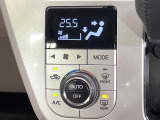 【オートエアコン】一度お好みの温度に設定すれば、車内の温度を検知し風量や温度を自動で調整。暑い&hellip;寒い&hellip;と何度もスイッチ操作をする必要はありません。快適な車内空間には必須の機能ですね♪
