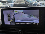 真上から見下ろすような映像で、車庫入れや縦列駐車時に、自車と駐車位置の関係をひと目で確認でき、スムースな駐車をサポート。動く物を検知してお知らせすることで、発進時の安全確認もサポートします。