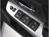 運転席ドアにはパワーウィンドウスイッチが集約され、ドアミラー調整スイッチも装備!1か所で簡単に操作が可能です!