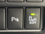 【ブラインドスポットモニター】走行中、ドアミラーの死角になりやすい箇所に後続車が接近するとサイドミラーのレンズに警告を表示!ドライバーに注意喚起をしてくれます。
