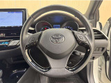 ステアリングスイッチ搭載!手を離さずに手元のスイッチでさまざまな操作が可能。運転中、視線をそらさなくても操作ができて安全です!