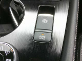 オートホールドは、信号機などでブレーキを踏んで止まっているときに自動でサイドブレーキをかけてくれる優れものです