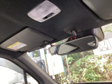 日差しをカットしながら、身だしなみもチェックできます。鏡付きサンバイザーで一石二鳥。
