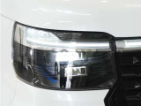 【LEDヘッドライト】省電力で、明るく遠くまで照らし、夜道や雨天などの走行の際、安心感を高めます。オートライト機構で周囲の明るさを感知し、自動で点灯、消灯します。