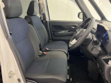 ゆったりと座れる運転席シートですのでストレスなく運転が出来ますよ!