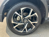 225/50R18のアルミホイール。デザインもさる事ながら、切削加工により、重量軽減と立体感を与えられた贅沢なアルミホイールです!