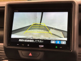 リバースギアに入れるだけで後方の表示へ切り替わります。夜間や雨の日の駐車も楽になりますよ。