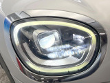●LEDヘッドライト:夜間走行時も良好な視界を確保し安心して運転できる高輝度LEDヘッドライトを装備!点灯速度が早く、消費電力も抑えられています。