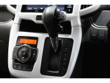 インパネシフトだから視線の移動も少なく足元もスッキリ♪運転席もゆったりしているのでゆとりを持ってドライブできますね!