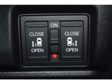 両側電動スライドドアです。ハンドル付近に開閉スイッチがあるので、運転席からも操作が可能です。