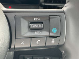 【プロパイロット】高速道路でドライバーに代わってアクセル、ブレーキ、ステアリングを自動制御します。