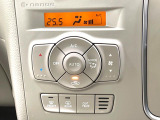 【オートエアコン】一度お好みの温度に設定すれば、車内の温度を検知し風量や温度を自動で調整。暑い&hellip;寒い&hellip;と何度もスイッチ操作をする必要はありません。快適な車内空間には必須の機能ですね♪