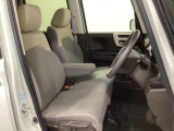 女性でも運転がしやすいように、シートの高さ調整機能(シートリフター)がついています。運転席と助手席の間が空いている為、助手席側への移動がスムーズです。交通量の多い道でも助手席側から乗り降りができます。