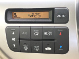 【オートエアコン】一度お好みの温度に設定すれば、車内の温度を検知し風量や温度を自動で調整。暑い&hellip;寒い&hellip;と何度もスイッチ操作をする必要はありません。快適な車内空間には必須の機能ですね♪