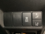 Hondaセンシング用の、VSA(ABS+TCS+横滑り抑制)解除と路外逸脱抑制機能のオンオフスイッチなどはハンドルの右側に装備しています。