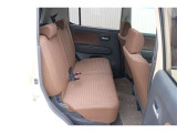 後席シートは分割可倒式。乗せる荷物や乗車人数に合わせて片側ずつ倒すことが出来ます。