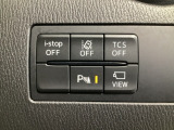 運転席脇のクラスタースイッチ部分にはカメラ切り替えスイッチ、パーキングセンサー、その他走行系スイッチを集中配置しております。
