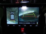 【全周囲モニター】車を上空から見下ろしたような映像をカーナビ画面に映し出し、車庫入れや縦列駐車をサポートしてくれます。