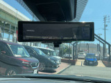 インテリジェントルームミラーです。人や物で視界が遮られてても、車体後部のカメラ映像に切り替えることにより、クリアな後方視界を実現しています。