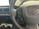 運転中、オーディオの操作をしてて、ハッとしたことはありませんか?ステアリングスイッチは、運転中でもハンドルでオーディオの操作が可能です。安全なドライブをサポートします。
