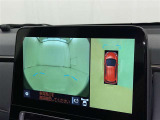 パノラミックビューモニターを装備。駐車場や交差点でクルマを真上から見るように周囲を確認できます。機能の詳細は販売店スタッフまでおたずねください。