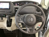 【ハンドル】運転にかかわる様々な操作を安全に行えるように視点移動が少なく操作性に配慮されたスイッチ類が凝縮されたコックピットです。