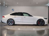 ☆BMWの前後重量配分50:50はエンジン自体をフロントタイヤよりも後ろにずらし、通常はエンジンルーム内に搭載される重量物であるバッテリーをトランクに移動させるなどして実現されています☆