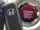 【Hondaスマートキー】カバンやポケットに入れたままでもドアの施錠・解錠が可能なスマートキーを装備。エンジンのオン・オフ時もカギを取り出す必要が無いからとっても便利です♪