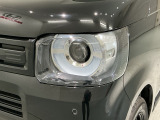 LEDヘッドライトは、点灯の瞬間から最大光量を発揮し、突然暗くなるトンネルなどでの安定感を高めます。