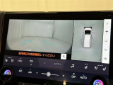 パノラミックビューモニターシステムが付いているので車の上から見た映像が確認できますよ。 一目で車両周辺の情報を確認できますが、直接安全をご確認下さい。