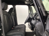 女性でも運転がしやすいように、シートの高さ調整機能(シートリフター)がついています。運転席と助手席の間が空いている為、助手席側への移動がスムーズです。交通量の多い道でも助手席側から乗り降りができます。