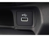 運転席側にはナビと外部機器を接続することもできるUSB差込口を装備!