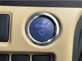 システムスタートボタンです。キーが車内にあれば、HVシステムの始動・停止はブレーキを踏んでスイッチを押すだけ!キーを取り出す手間を省き、ワンプッシュで簡単でスムーズです。